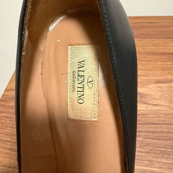 Authentic Valentino Garavani Black Leather Platform Pumps with 6 In. Heel. - Picture 6 of 9